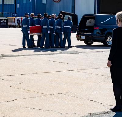 La gouverneure générale et commandante en chef du Canada salue alors que le cercueil du capitaine Jennifer Casey est placé dans le corbillard.