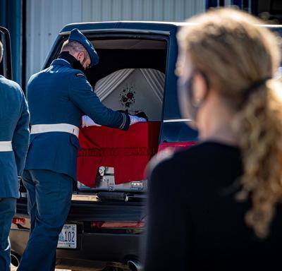 La gouverneure générale et commandante en chef du Canada salue alors que le cercueil du capitaine Jennifer Casey est placé dans le corbillard.