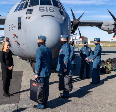 La gouverneure générale et commandante en chef du Canada parle avec des membres de l'Armée de l'air royale canadienne. 