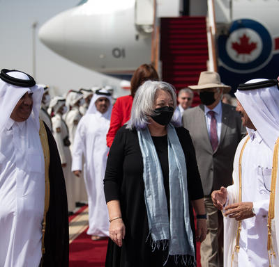 La gouverneure générale Mary Simon est accueillie sur le tarmac au Qatar.