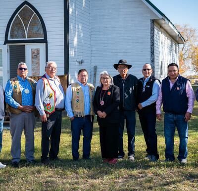 A group photo of the Governor General with members of the James Smith Cree Nation.