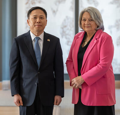 Son Excellence monsieur Lim Woongsoon, Ambassadeur de la République de Corée, se tient à côté de la gouverneure générale.