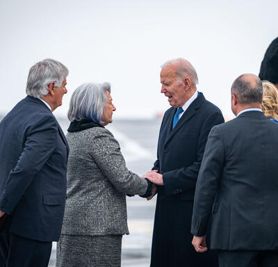La gouverneure générale Simon serre la main du président américain Joe Biden.