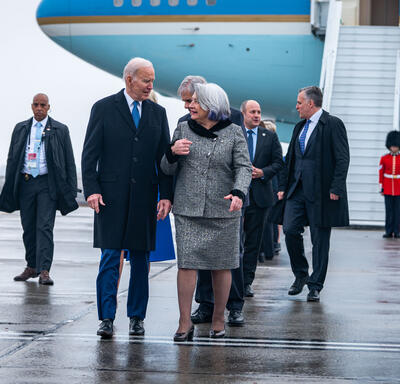La gouverneure générale Simon marche à côté du président américain Joe Biden. Un groupe de personnes se trouve derrière eux.