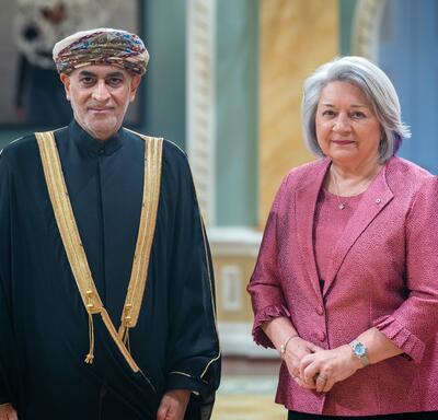 La gouverneure générale Simon est debout à côté de Son Excellence monsieur Moosa Hamdan Moosa Al Tai.