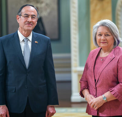 La gouverneure générale Simon est debout à côté de Son Excellence monsieur Carlos Arturo Morales Lopez.
