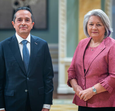 La gouverneure générale Simon est debout à côté de Son Excellence monsieur Carlos Manuel Joaquin Gonzalez.