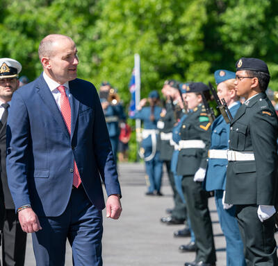 Le président islandais Guðni Th. Jóhannesson, inspecte la garde d'honneur militaire.
