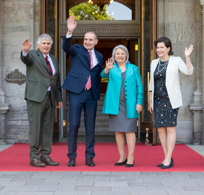 La gouverneure générale Marie Simon se tient aux côtés de M. Whit Fraser, le président islandais Guðni Th. Jóhannesson et Mme Eliza Reid devant Rideau Hall.