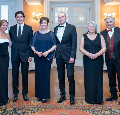 La gouverneure générale Marie Simon se tient aux côtés de M. Whit Fraser, le président islandais Guðni Th. Jóhannesson, Mme Eliza Reid, le premier ministre canadien Justin Trudeau et Mme Sophie Grégoire Trudeau