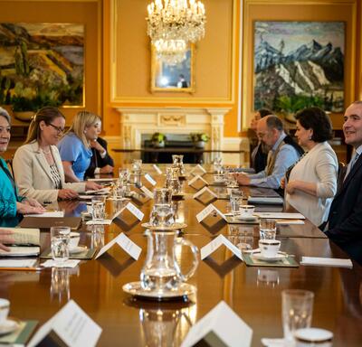 La gouverneure générale Marie Simon et le président islandais Guðni Th. Jóhannesson assis à une table pendant la discussion table ronde