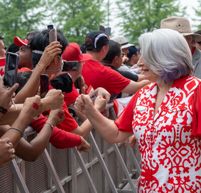 La gouverneure générale Mary Simon accueille la foule de la fête du Canada