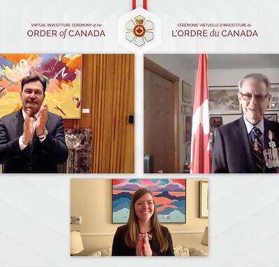 Capture d’écran d’une cérémonie virtuelle d’investiture de l’Ordre du Canada. Trois personnes discutent.