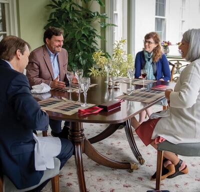 La gouverneure générale Mary Simon est assise à une table avec deux hommes et une femme.