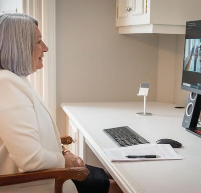 La gouverneure générale désignée Mary Simon est devant un écran d’ordinateur et a une conversation virtuelle avec la reine Elizabeth II.