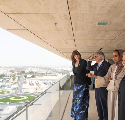 La gouverneure générale Mary Simon, M. Whit Fraser, Son Excellence Sheikha Hind bint Hamad Al Thani et une femme se tiennent sur un balcon.