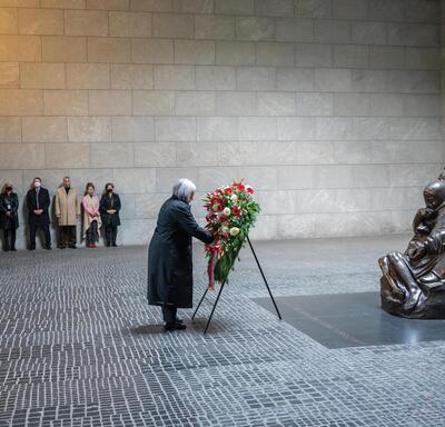 La gouverneure générale Mary Simon dépose une couronne de fleurs au mémorial central de la République fédérale d’Allemagne, à Berlin.
