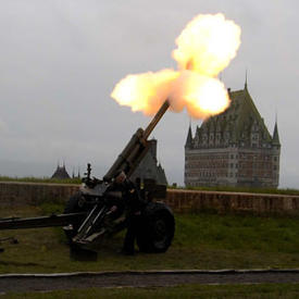 Salut des navires - Rendez-vous naval de Québec sur la terrasse de la Résidence du gouverneur général à la Citadelle de Québec