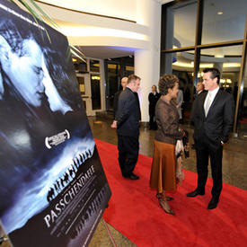 La gouverneure générale assiste à la première du film canadien Passchendaele à Ottawa