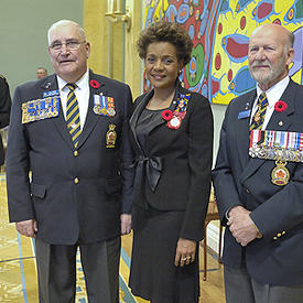 La gouverneure générale reçoit le premier coquelicot symbolique de la campagne nationale du Coquelicot de 2008