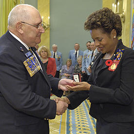 La gouverneure générale reçoit le premier coquelicot symbolique de la campagne nationale du Coquelicot de 2008