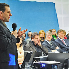 Roundtable discussion on youth at risk at the Keszty&#369;gyár Community Centre