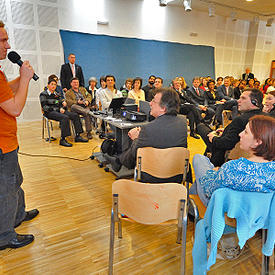 Roundtable discussion on youth at risk at the Keszty&#369;gyár Community Centre