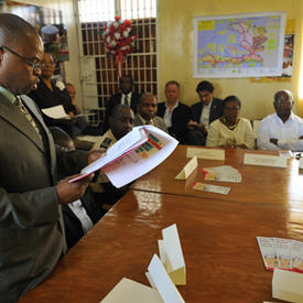 Visite et discussion au Centre d'opération d'urgence aux Cayes