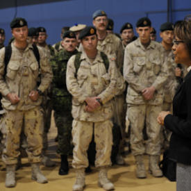 La gouverneure générale rencontre les troupes à leur retour d'Afhganistan