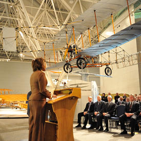 La gouverneure générale célèbre 100 ans d’aviation au Musée de l’aviation du Canada