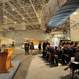 La gouverneure générale célèbre 100 ans d’aviation au Musée de l’aviation du Canada