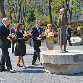 UKRAINE - Acte de commémoration au monument Holodomor