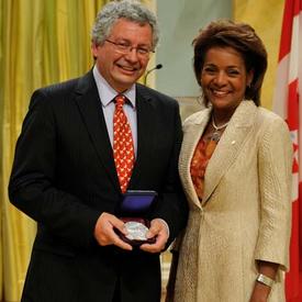 La gouverneure générale remet deux Médailles pour la nordicité