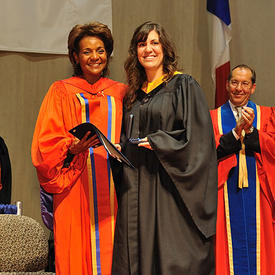 La gouverneure générale reçoit un doctorat honorifique de l'Université de Moncton