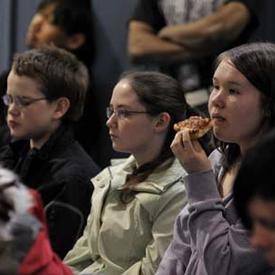 VISITE DU NORD CANADIEN - Forum des arts urbains et party pizza à Iqaluit, au Nunavut