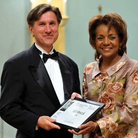 La gouverneure générale honore le lauréat du Prix Michener 2008 pour le journalisme