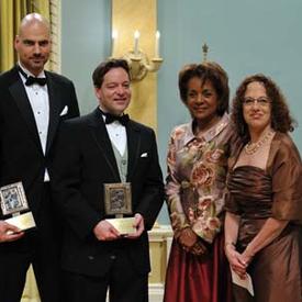La gouverneure générale honore le lauréat du Prix Michener 2008 pour le journalisme
