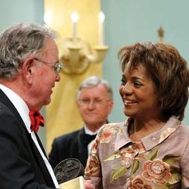 La gouverneure générale honore le lauréat du Prix Michener 2008 pour le journalisme