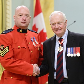 Remise de décorations pour service méritoire (division civile)