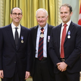 Remise de décorations pour service méritoire (division civile)