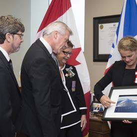 Par la suite, la gouverneure générale a remis à Son Honneur l’honorable Judy Foote, lieutenante-gouverneure , et l’honorable Dwight Ball, premier ministre de Terre-Neuve-et-Labrador, une photo de la province prise de l'espace.