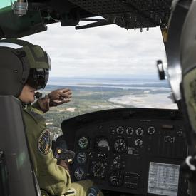 À la 5e Escadre Goose Bay, Son Excellence a participé à un vol de familiarisation à bord d’un hélicoptère Griffon CH-146.