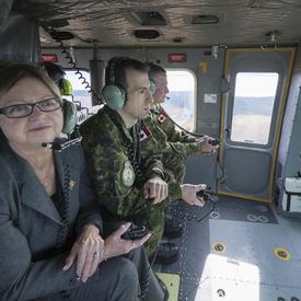 Son Honneur l’honorable Judy Foote, lieutenante-gouverneure de Terre-Neuve-et-Labrador et le commandant de la base, le lieutenant-colonel Stéphane Racle ont également participé au vol de familiarisation.