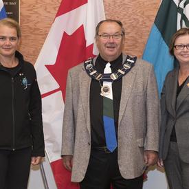 La gouverneure générale et la lieutenante-gouverneure ont rencontré Wally Andersen, le maire de Happy Valley-Goose Bay.