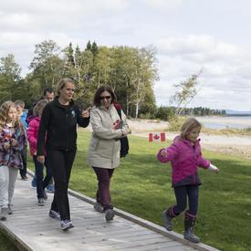 Plus tard en après-midi, la gouverneure générale s’est jointe au maire de Happy Valley-Goose Bay, à des jeunes et à des bénévoles pour prendre part à une randonnée le long du nouveau sentier de l’île Birch.