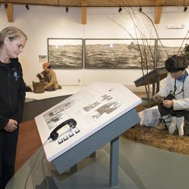 Son Excellence a aussi visité le Centre d’interprétation du Labrador à North West River.