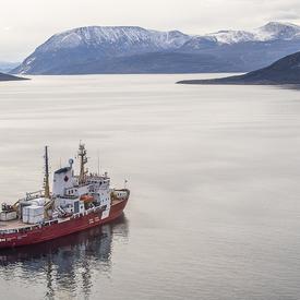 Le brise-glace de recherche NGCC Amundsen a joué un rôle majeur dans la redynamisation des sciences de l’Arctique au Canada, en fournissant aux chercheurs canadiens et à leurs collaborateurs étrangers un accès sans précédent à l’océan Arctique.