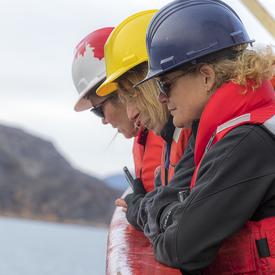 La gouverneure générale Julie Payette, Mme Mona Nemer, conseillère scientifique en chef du Canada, et l’honorable Kirsty Duncan, ministre des Sciences et des Sports ont apprécié la vue à partir du pont du NGCC Amundsen.