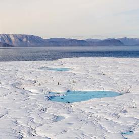 L'équipe à bord du NGCC Amundsen s'est arrêtée sur une île de glace.