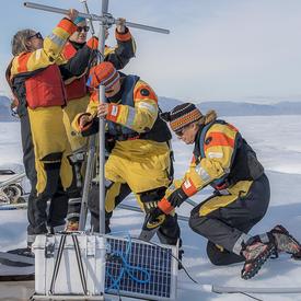 Sur l'île de glace, Son Excellence a aidé à démanteler de l’équipement qui a été utilisé pour une étude scientifique.